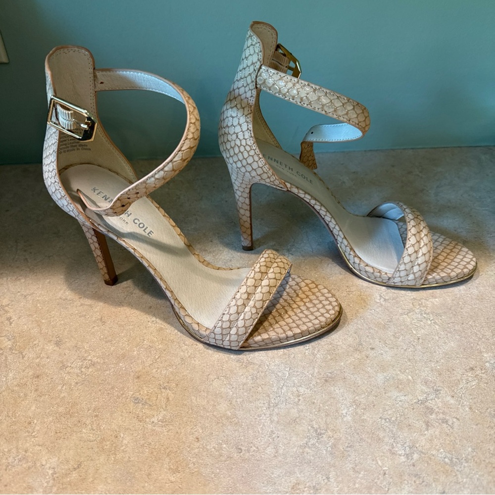 Kenneth Cole Brooke Gold Women's Sandal Size 8M.